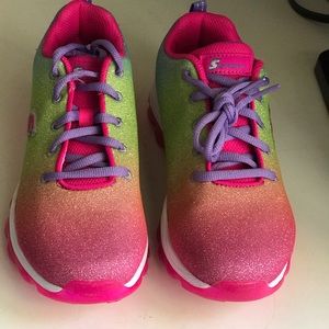 Girls size 5 Skechers sneakers